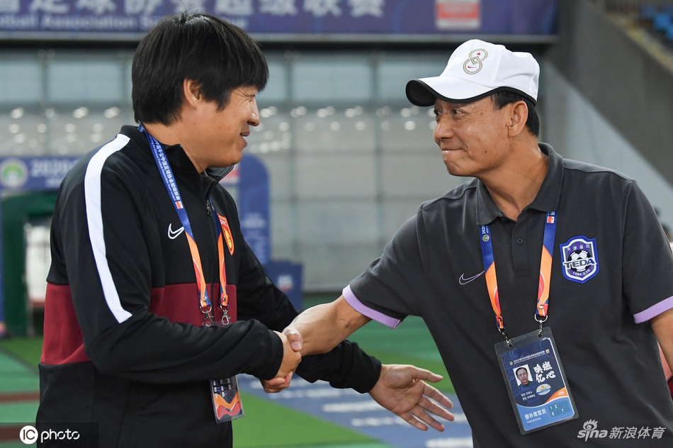 两主帅赛前握手