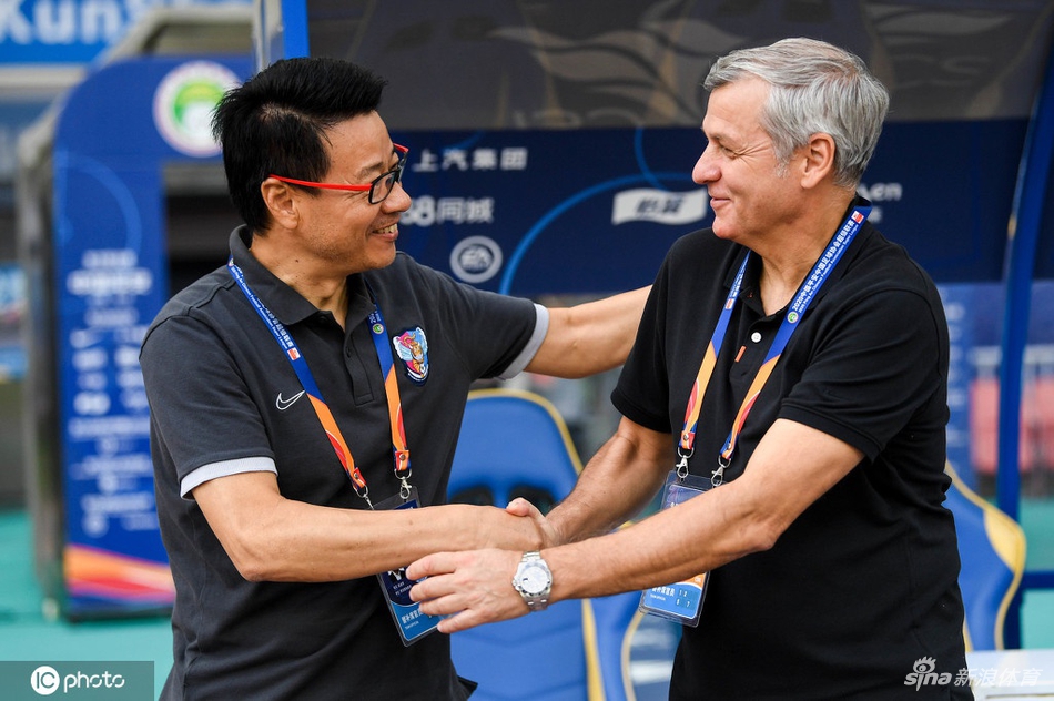 两主帅赛前握手