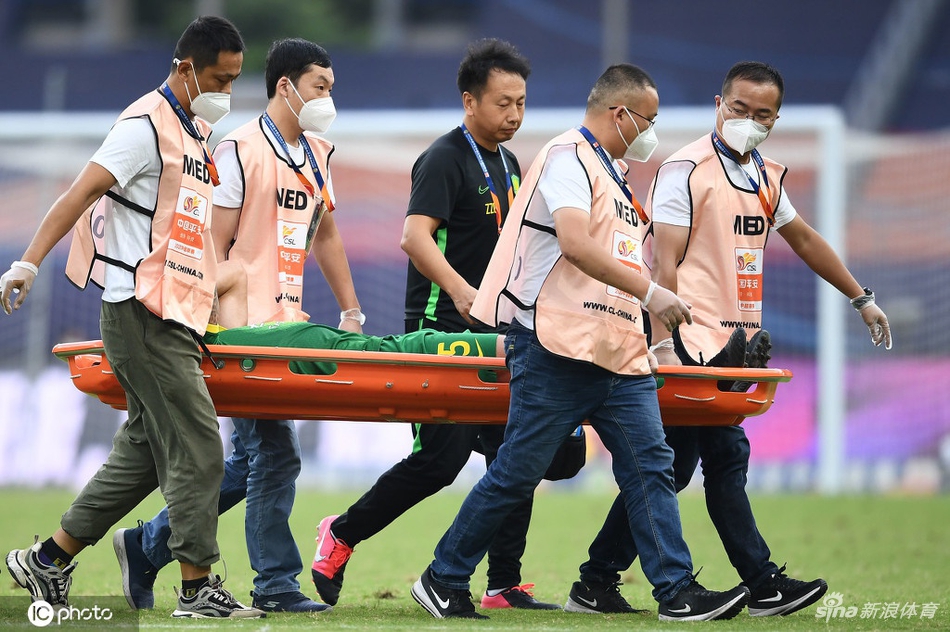 奥古受伤被担架抬出
