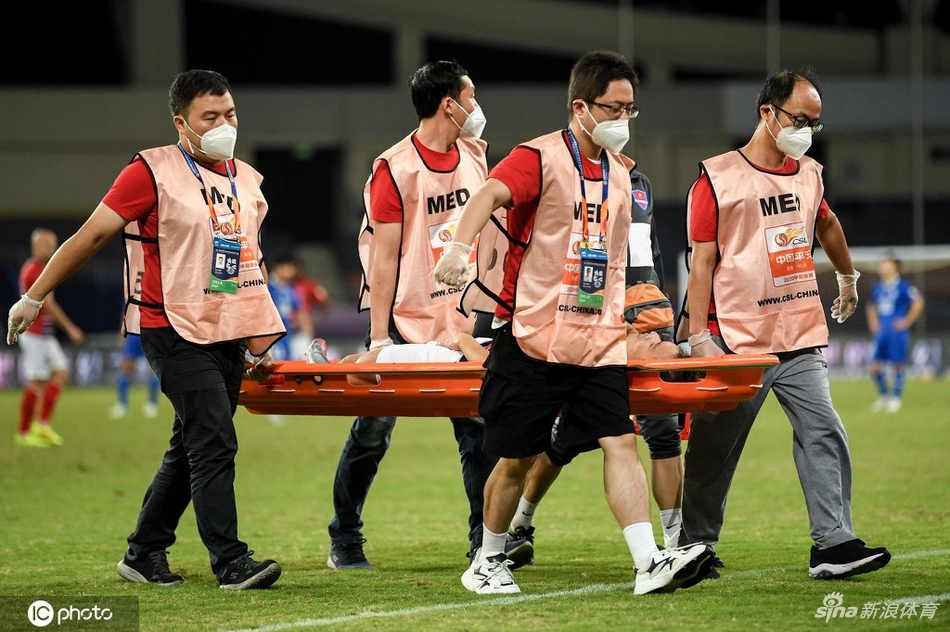 陈杰受伤被担架抬出场