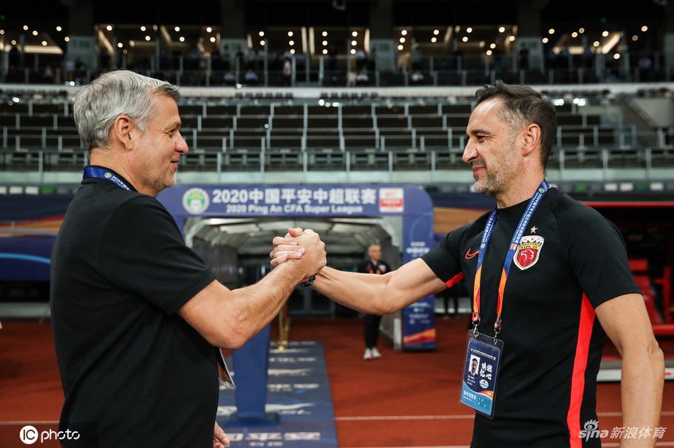 两主帅赛前握手