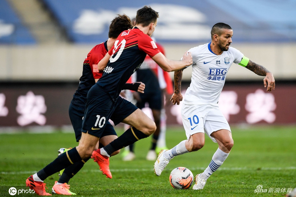 马修斯以一敌二