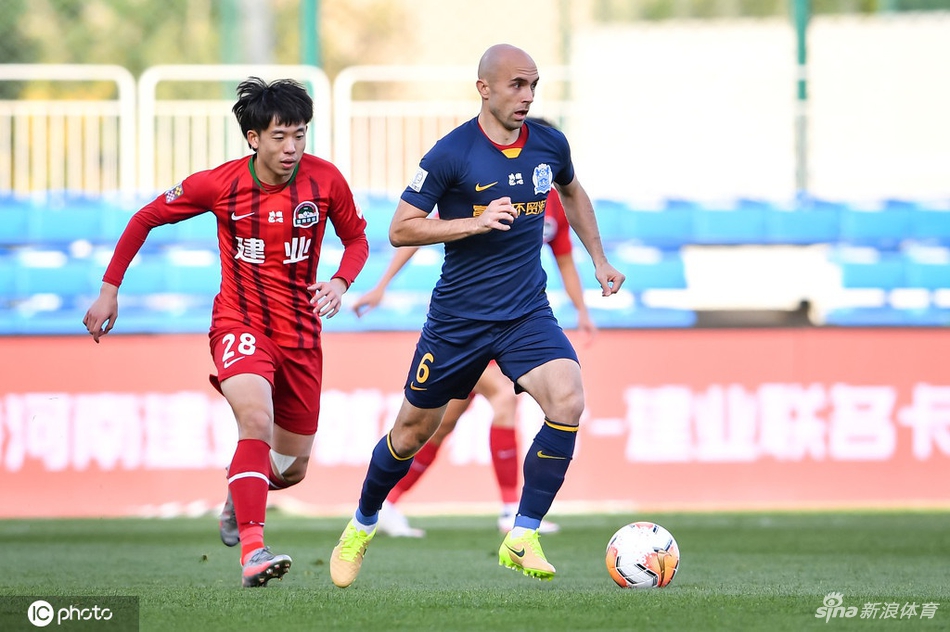 阿德里安带球突破