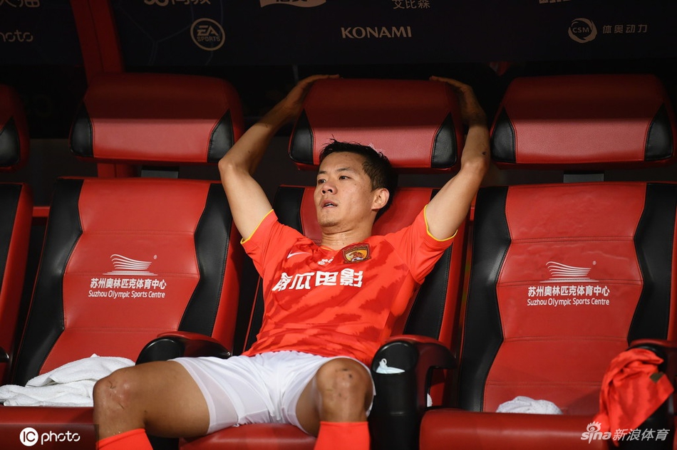 恒大众将赛后难掩失落 卡帅安慰张琳M