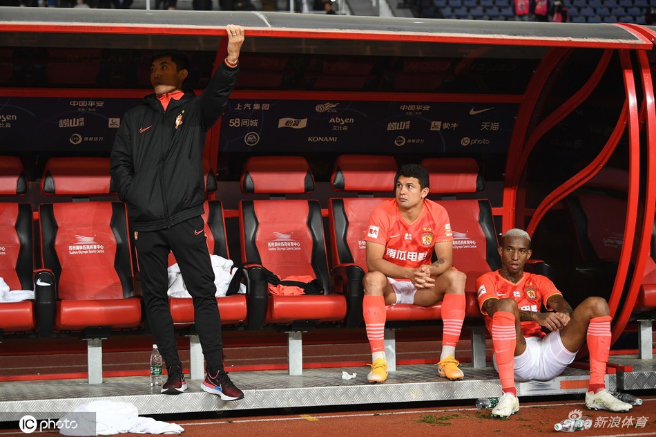 恒大众将赛后难掩失落 卡帅安慰张琳M