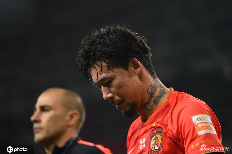恒大众将赛后难掩失落 卡帅安慰张琳M