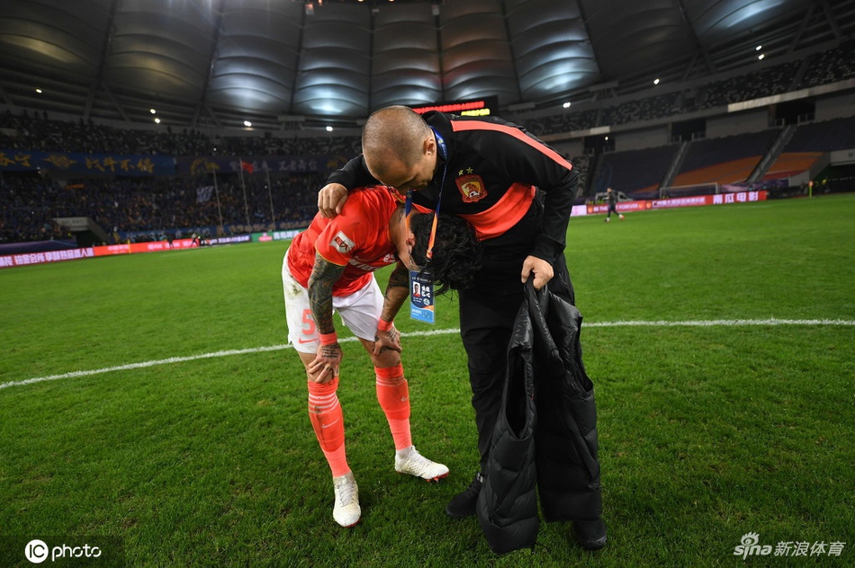 恒大众将赛后难掩失落 卡帅安慰张琳M