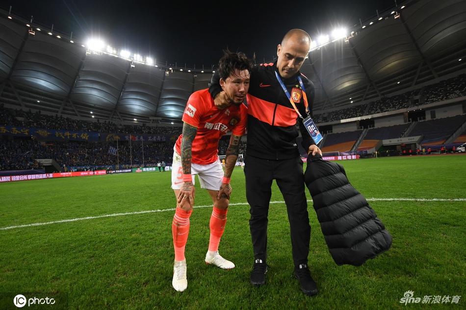 恒大众将赛后难掩失落 卡帅安慰张琳M