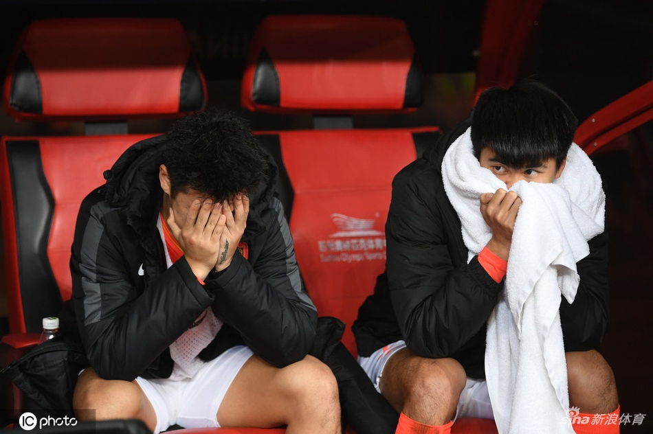恒大众将赛后难掩失落 卡帅安慰张琳M