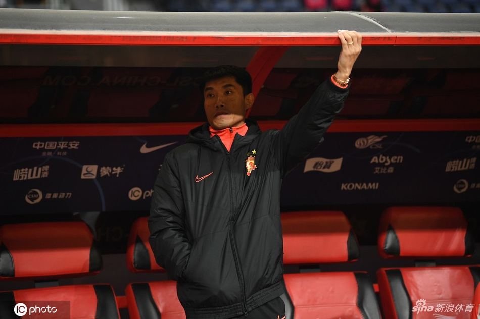 恒大众将赛后难掩失落 卡帅安慰张琳M