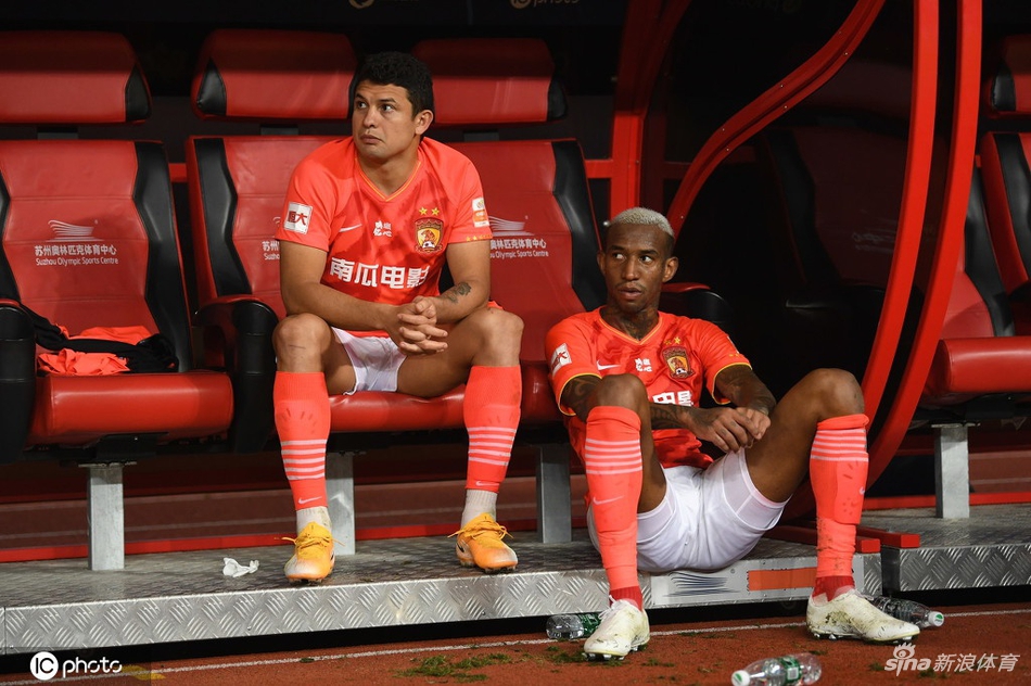 恒大众将赛后难掩失落 卡帅安慰张琳M