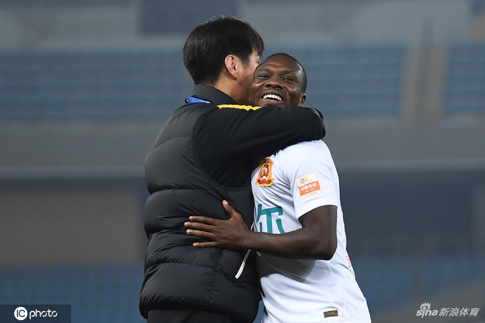 李霄鹏拥抱埃弗拉