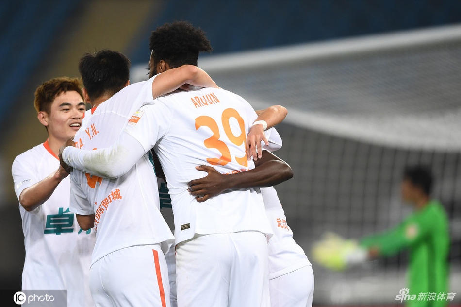 武汉队众将庆祝