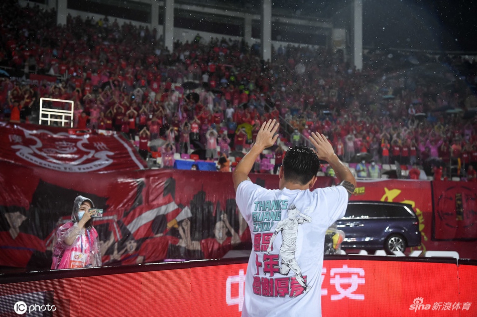 郜林重返天体赛后谢场动情落泪