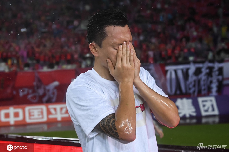 郜林重返天体赛后谢场动情落泪