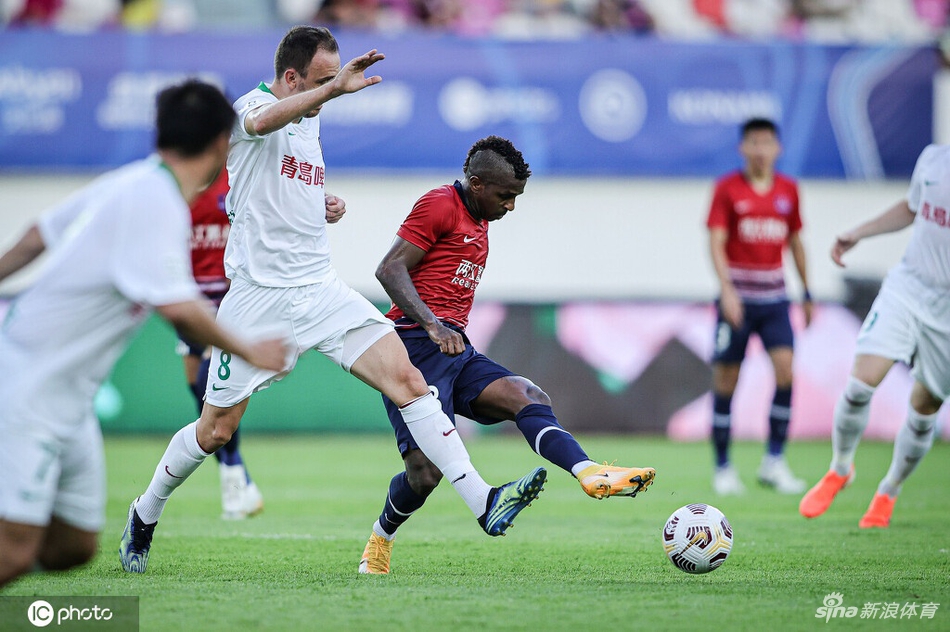 [中超]青岛队1-0重庆两江竞技
