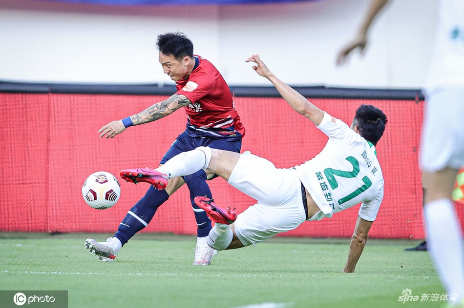 [中超]青岛队1-0重庆两江竞技