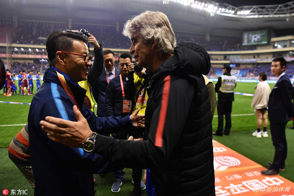 两主帅握手致意