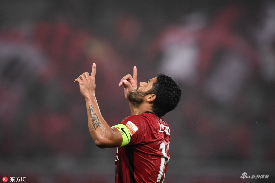 胡尔克指天庆祝