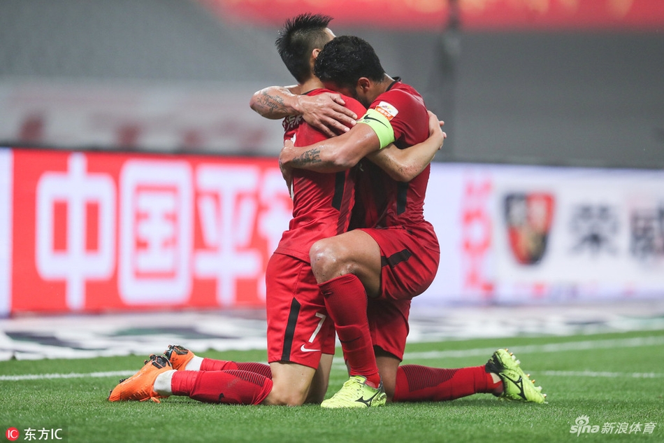 武磊胡尔克相拥庆祝