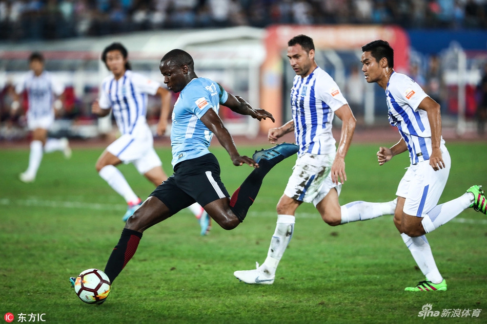 穆谢奎起脚攻门