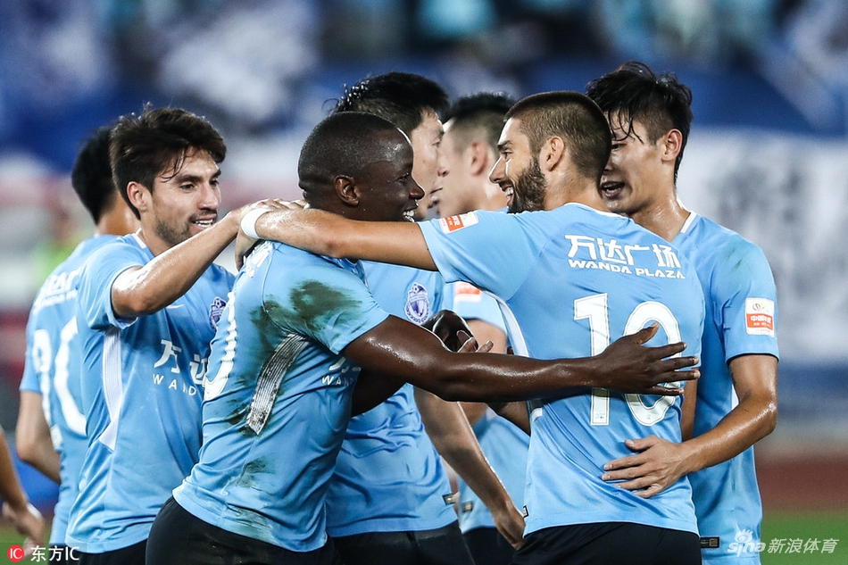 一方众将庆祝进球