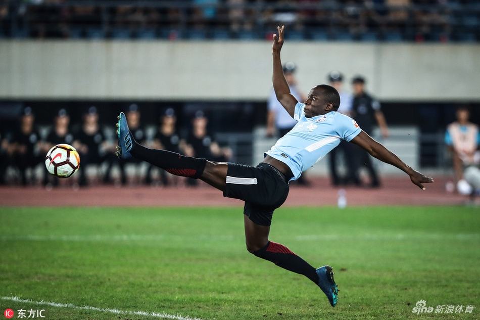 穆谢奎奋力救球