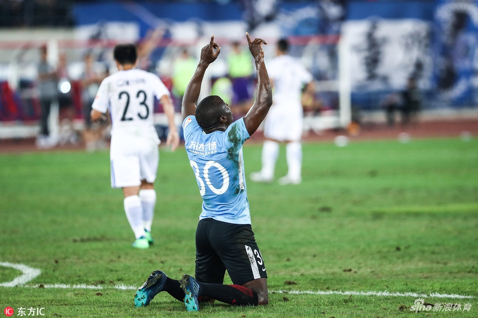 穆谢奎破门后庆祝