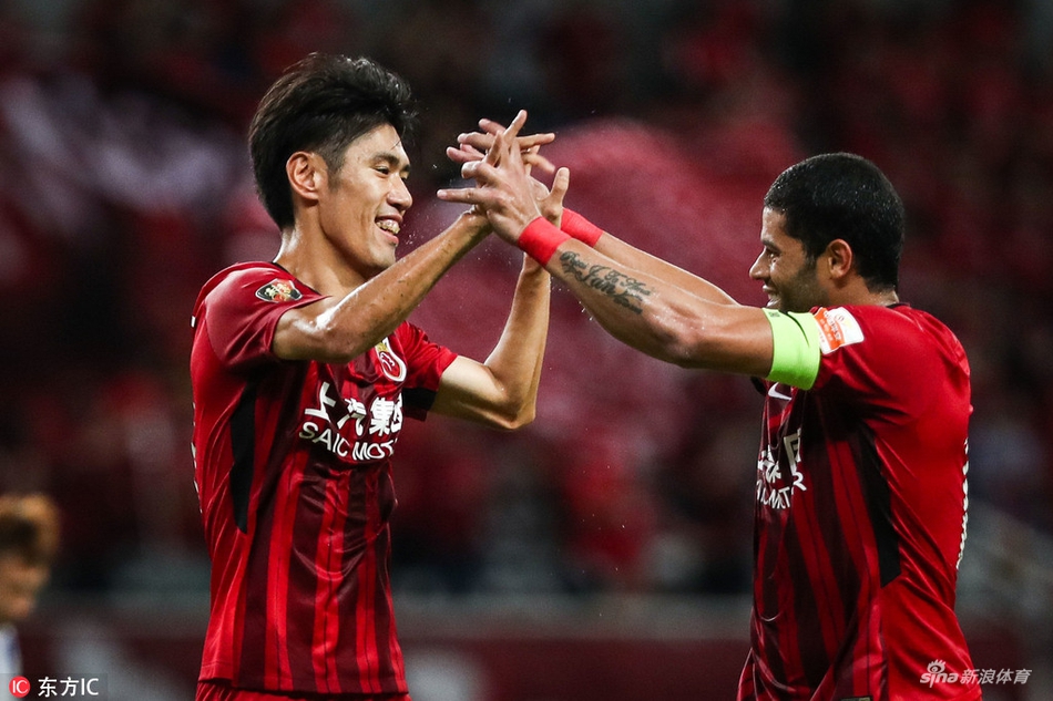 吕文君和胡尔克庆祝