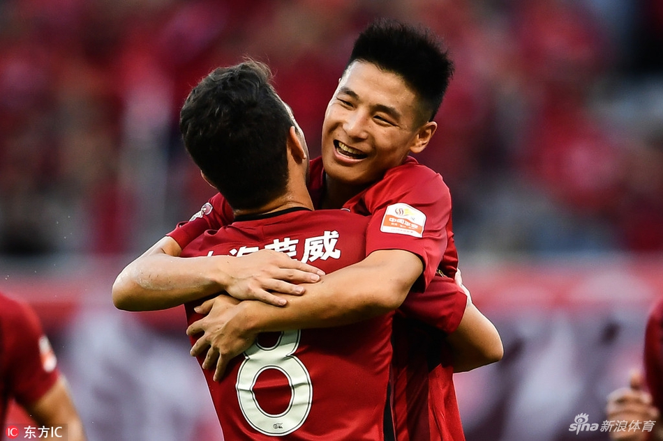 武磊拥抱奥斯卡