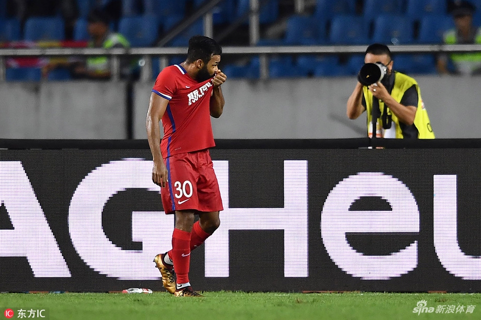 费尔南迪尼奥亲吻对标