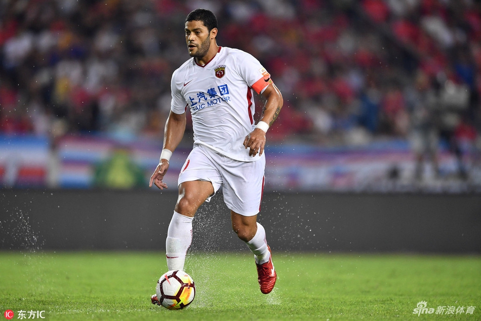 胡尔克带球观察局面