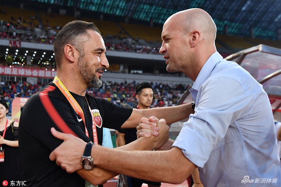 佩雷拉和小克鲁伊夫赛前握手