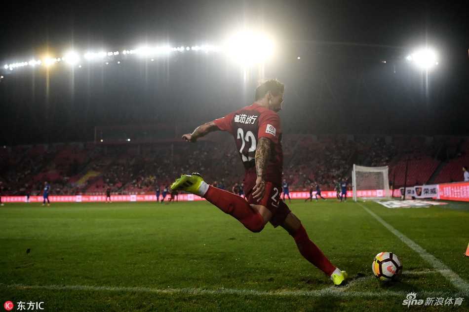 拉维奇主罚角球