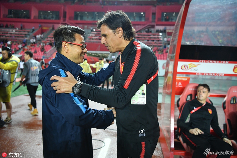 吴金贵和科尔曼赛前握手致意