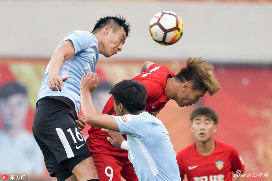 秦升和杨旭头球争顶
