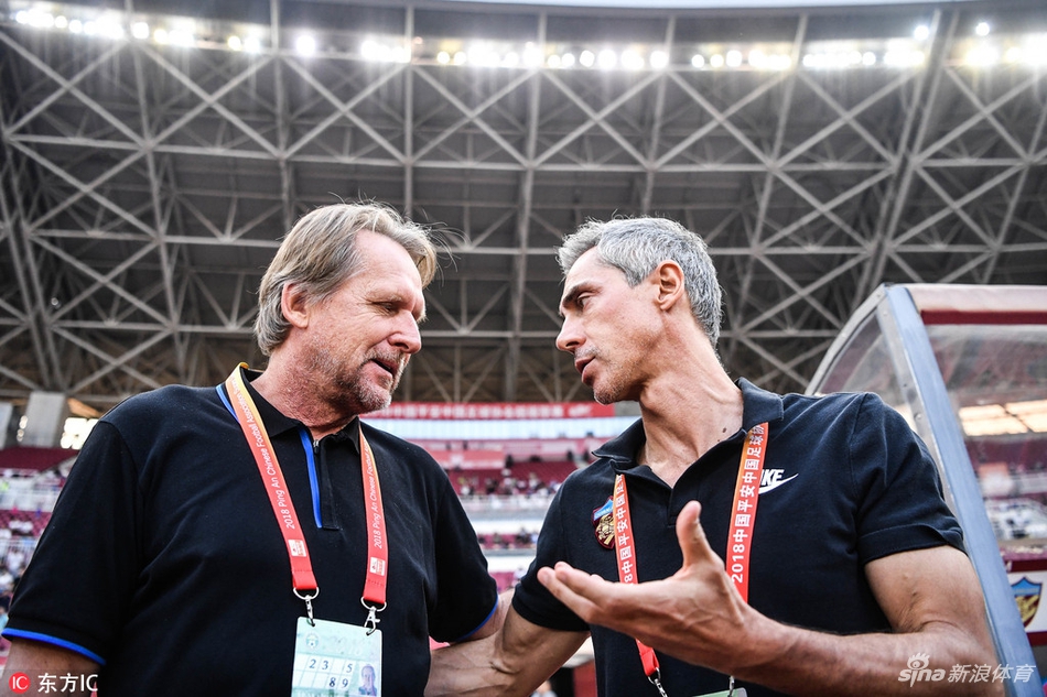 舒斯特尔和索萨赛前热聊