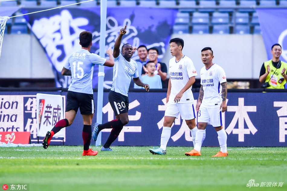 穆谢奎庆祝进球