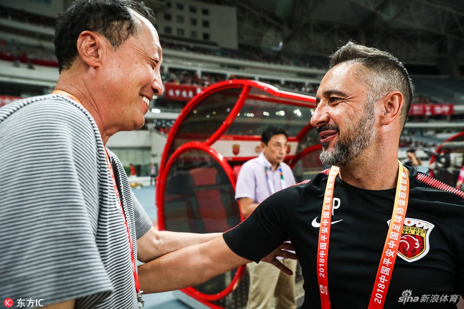 赛前双方主帅热聊