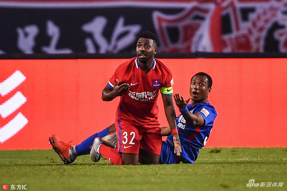 小摩托艾迪缠斗