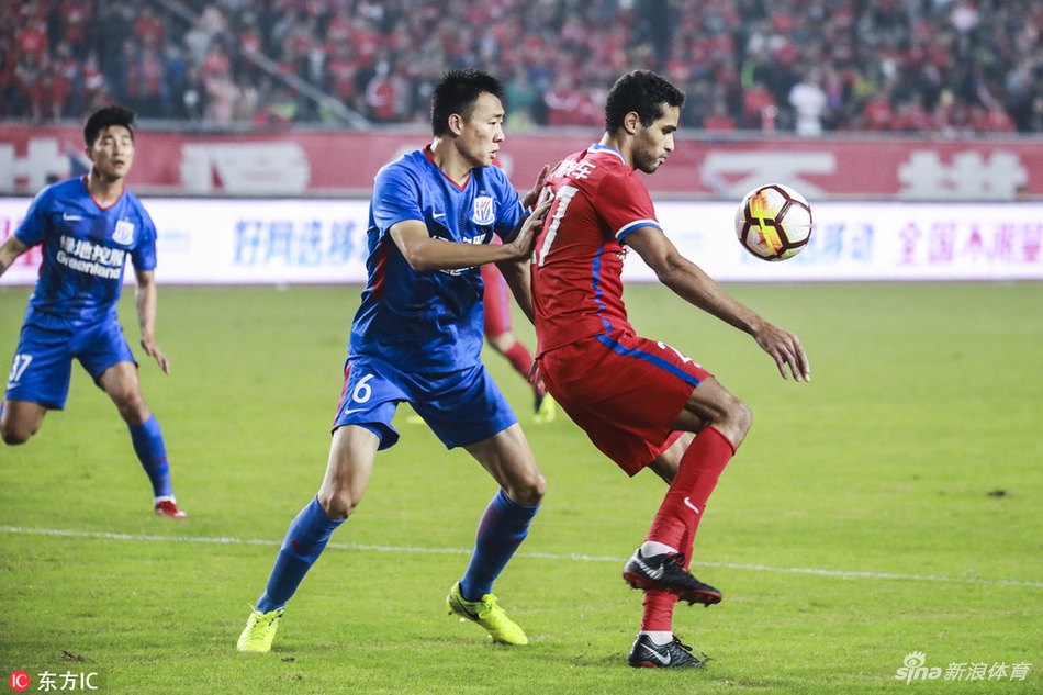 卡尔德克背身拿球