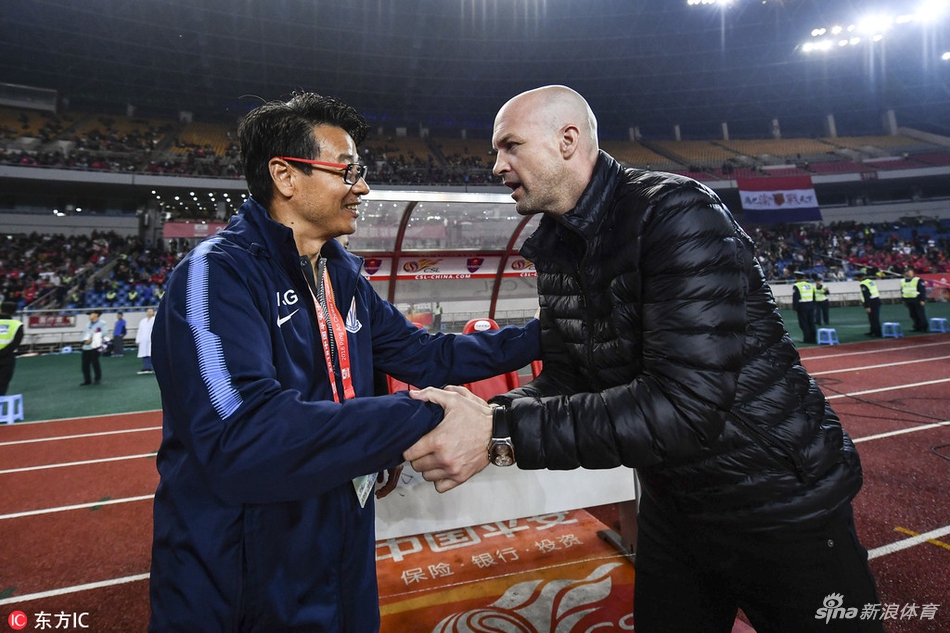 赛前双方主帅热聊