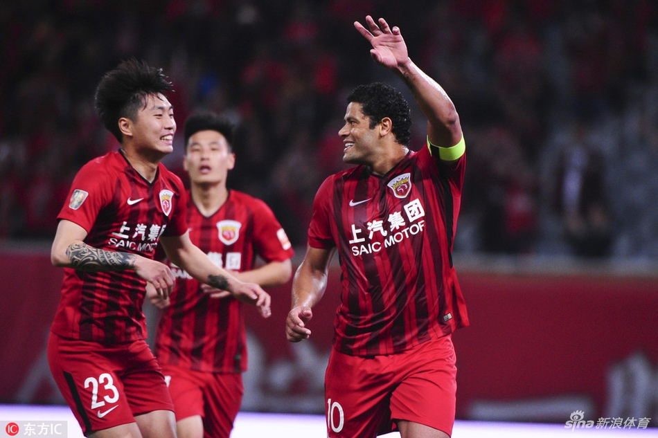 胡尔克庆祝进球