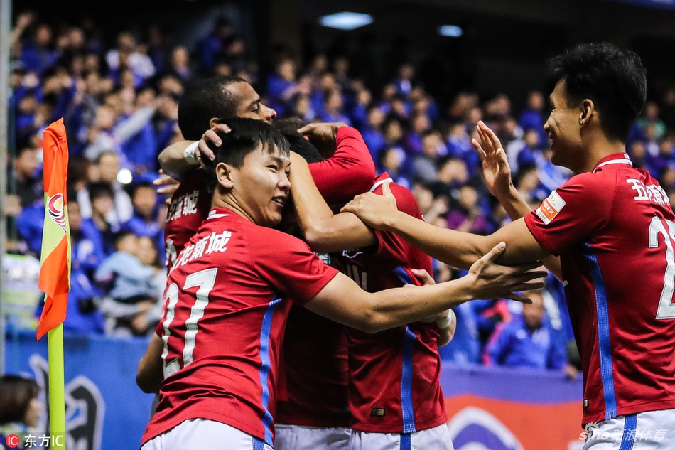 建业众将兴奋庆祝