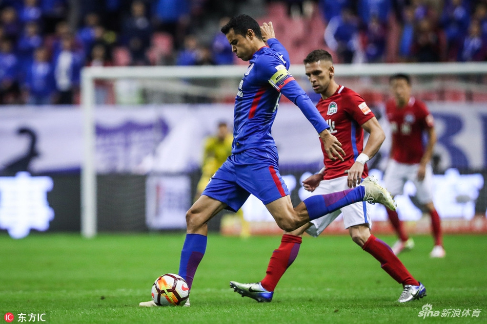 莫雷诺起脚瞬间