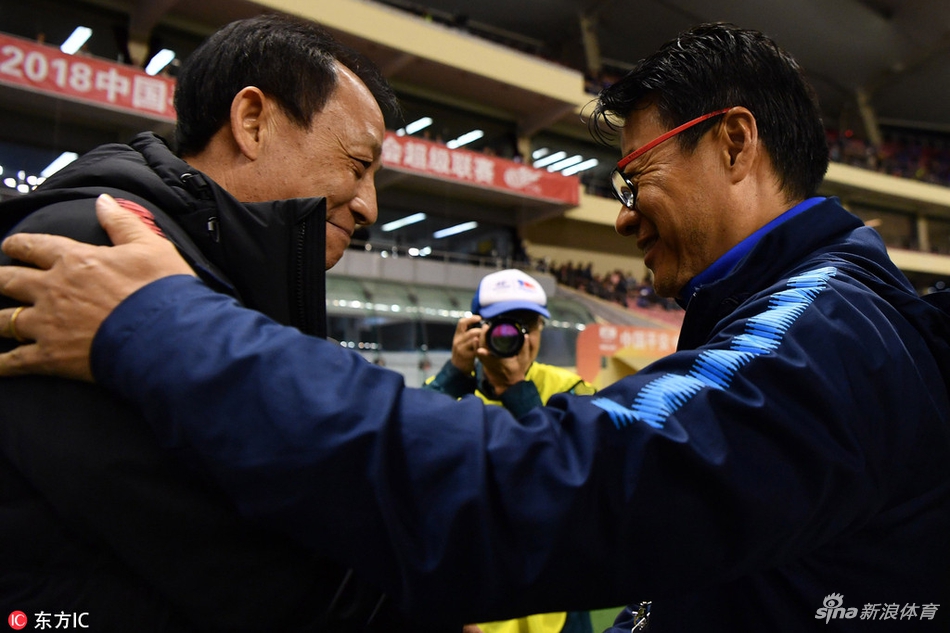 两主帅赛前寒暄
