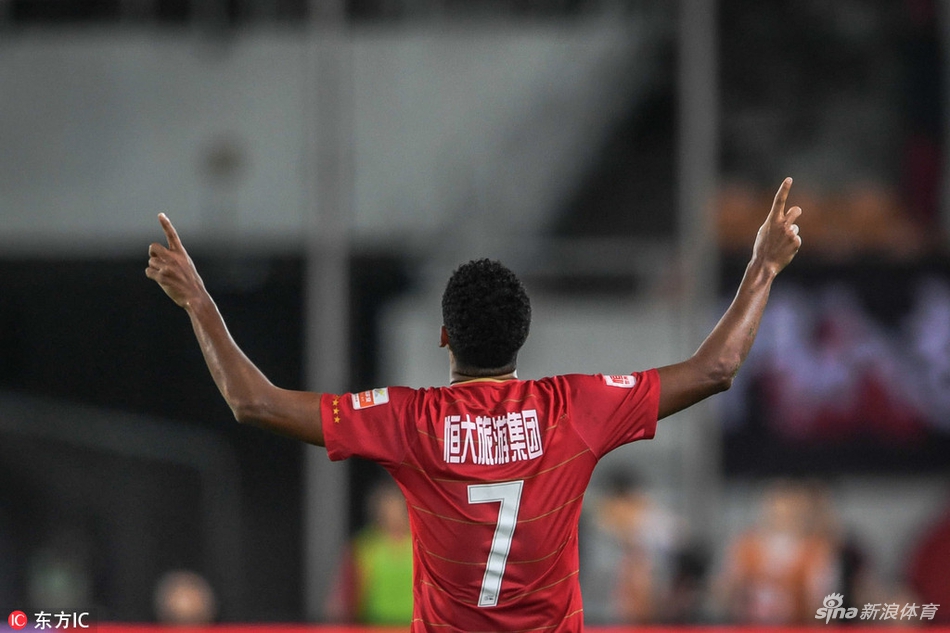 阿兰双手指天庆祝