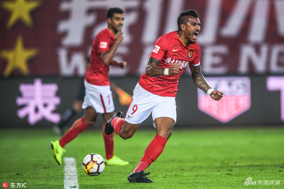 保利尼奥疯狂庆祝