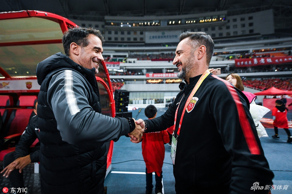 赛前两主帅握手