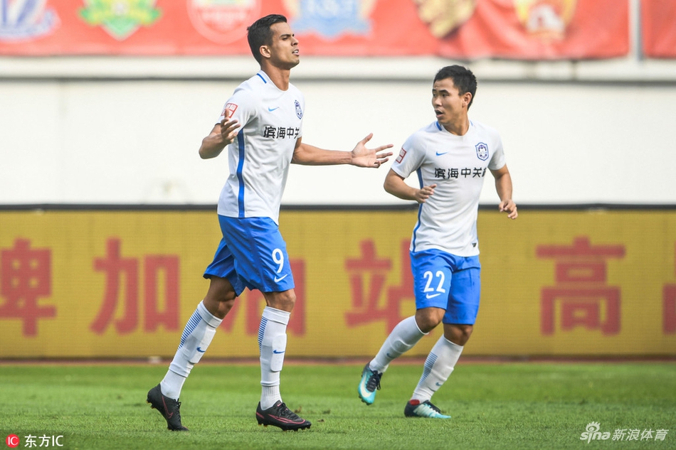 乔纳森庆祝自己破门